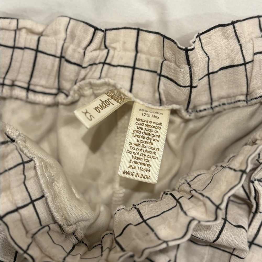Chic Grid Patterned Shorts - Picture 2 of 3